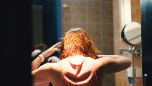 バスルーム 女の子は風呂の後に彼女の髪をする — ストック動画