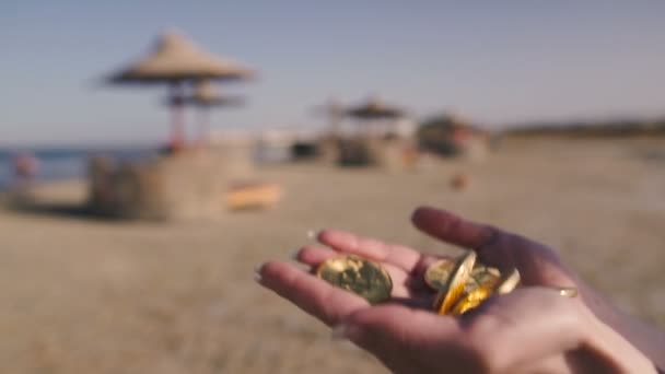 比特币 手扔硬币比特币在海滩的背景 — 图库视频影像