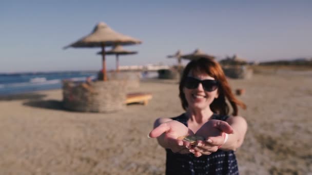 Bitcoin Mädchen Wirft Bitcoin Münzen Auf Den Strand — Stockvideo