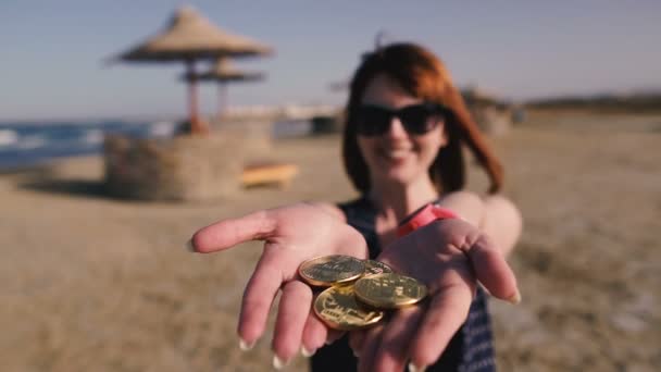 Bitcoin Meisje Gooit Bitcoin Munten Achtergrond Van Het Strand — Stockvideo