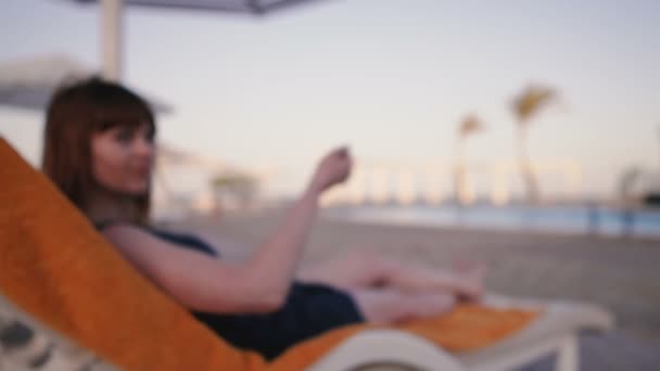 Bitcoin Girl Lying Beach Lounger Showing Bitcoin Background Pool — стоковое видео