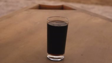 Gaz ile tatlı su bir bardak.