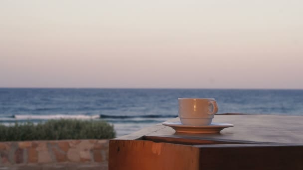 Кофе Столе Кофе Заднем Плане Вид Море — стоковое видео
