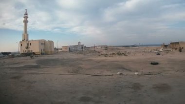 Mısır. Araba penceresinin görünümü çöl ve Mısır'ın yıkım