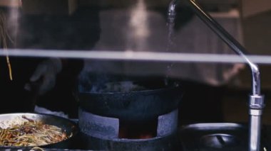 Çanak. Yanan bir tavada İtalyan çanak pişirme