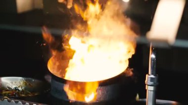 Çanak. Yanan bir tavada İtalyan çanak pişirme