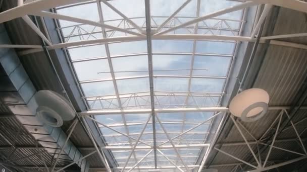 Telhado Vidro Enorme Telhado Através Qual Céu Pode Ser Visto — Vídeo de Stock