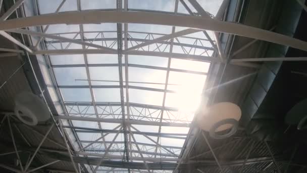 Telhado Vidro Enorme Telhado Através Qual Céu Pode Ser Visto — Vídeo de Stock