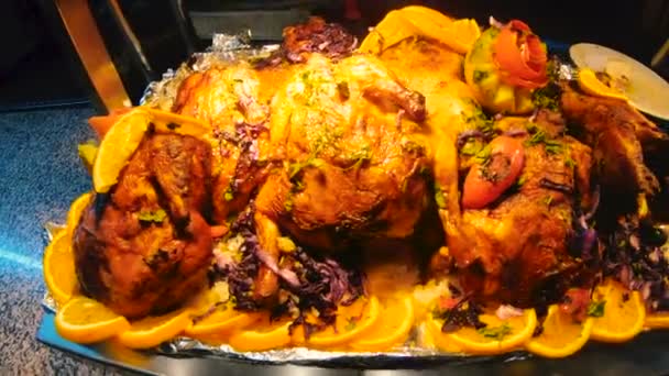 Plato Pollo Hecho Horno Decorado Con Naranjas — Vídeos de Stock