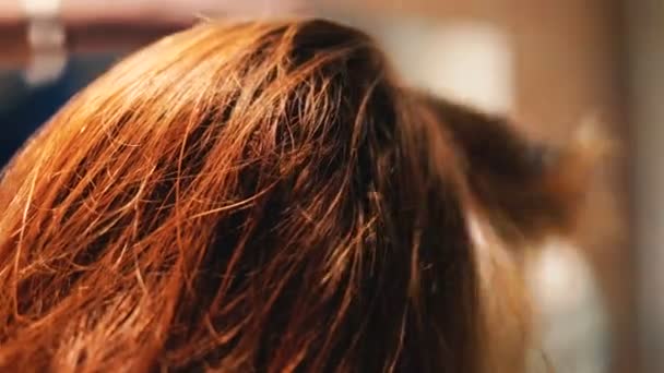 Badezimmer Mädchen Föhnfrisierte Haare — Stockvideo