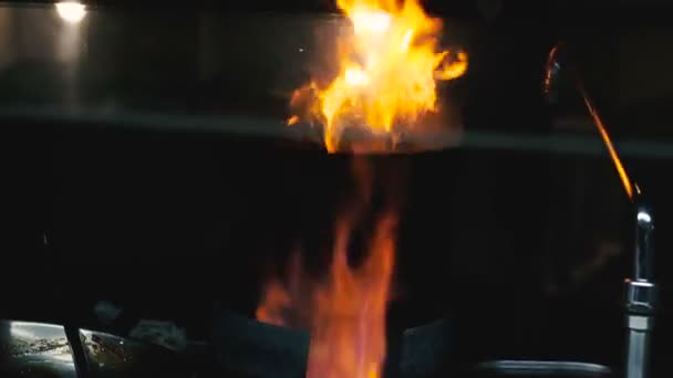 在燃烧的泛意大利菜上烹饪 — 图库视频影像
