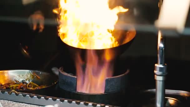 在燃烧的泛意大利菜上烹饪 — 图库视频影像