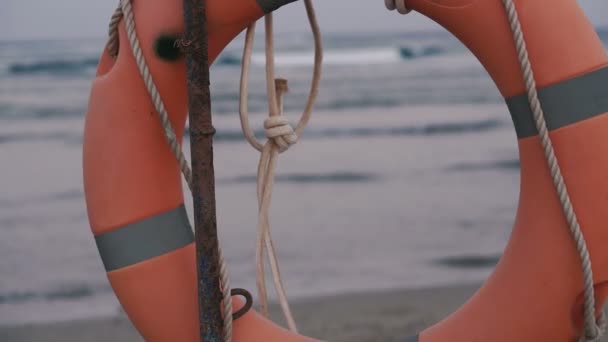 Lifebuoy Ζωσημαδούρα Ζυγίζει Φόντο Της Θάλασσας — Αρχείο Βίντεο