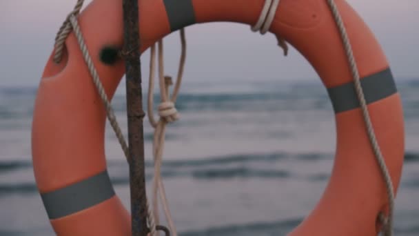 Záchranný Kruh Záchranné Buoy Váží Mořské Pozadí — Stock video