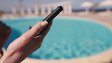 Cep telefonu. Kadın elleri cep telefonuyla çeviriyor.