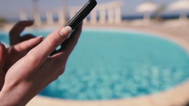 Cep telefonu. Kadın elleri cep telefonuyla çeviriyor.