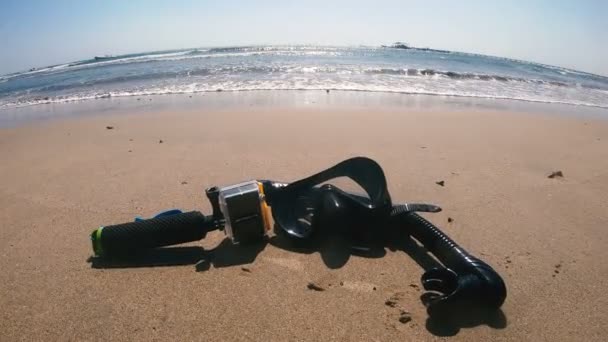 Unterwassermaske Und Action Kamera Sand Meer — Stockvideo