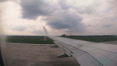 Uçak havaalanından kalkıyor. Timelapse atış