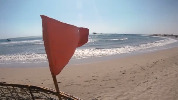 Bandera Roja Colgando Playa — Vídeo de stock