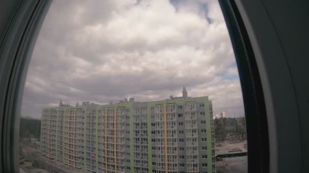 Sociale Huisvesting Nieuw Gebouw Achtergrond Waarvan Wolken Vliegen Time Lapse — Stockvideo