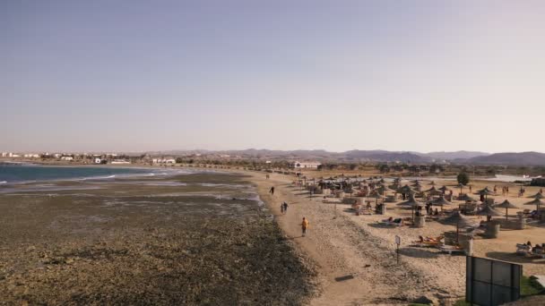 Spiaggia Mare Sabbia Con Riposo Passeggero — Video Stock