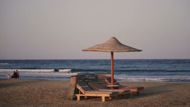 ビーチ 残りの休息を伴う砂の海 — ストック動画