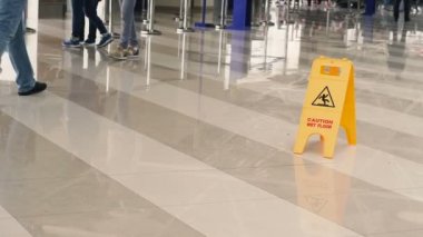 Tabak ıslak. İnsanlar ıslak zeminde yürür..