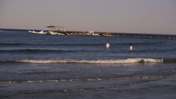 海浪拍打在沙滩上 — 图库视频影像