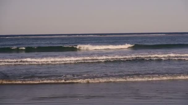 Meer Meereswellen Schlagen Auf Den Strand — Stockvideo