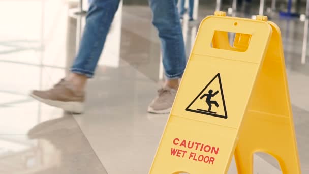 板はぬれた床です ぬれた床の上を歩く人々 — ストック動画