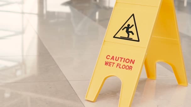 Plate Wet Floor People Walk Wet Floor — Stock Video