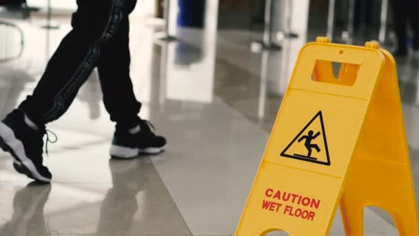 板はぬれた床です ぬれた床の上を歩く人々 — ストック動画