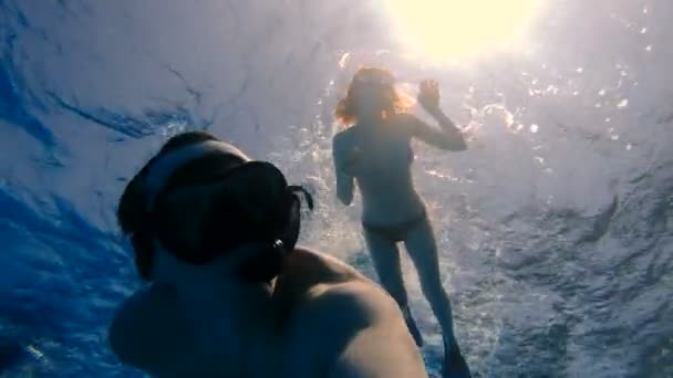 Snorkelen Man Het Meisje Zwemmen Met Een Pijp Een Masker — Stockvideo