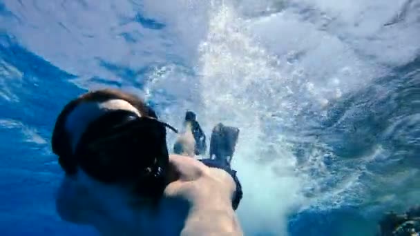 シュノーケリングガイは海で泳ぐ — ストック動画