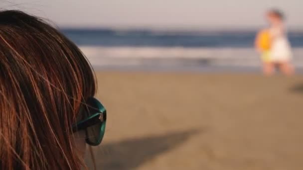 Una Ragazza Con Gli Occhiali Sole Sta Guardando Mare Sagome — Video Stock