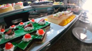 Tatlı. Çeşitli tatlılar ile büfe