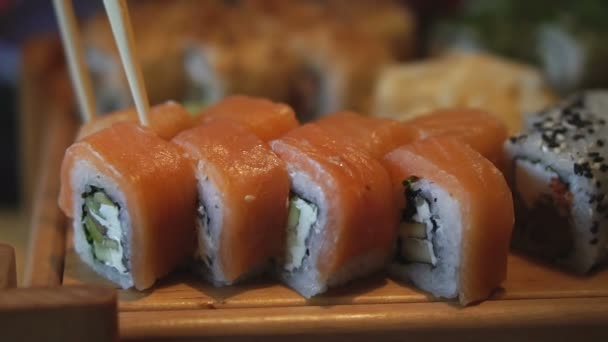 Sushi Placa Com Sushi Colocada Sobre Mesa — Vídeo de Stock