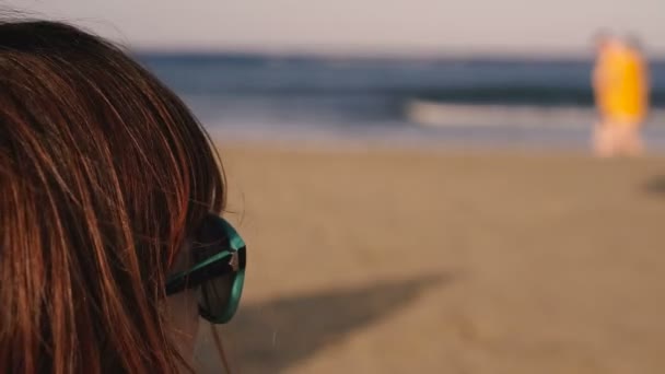 Una Ragazza Con Gli Occhiali Sole Sta Guardando Mare Sagome — Video Stock