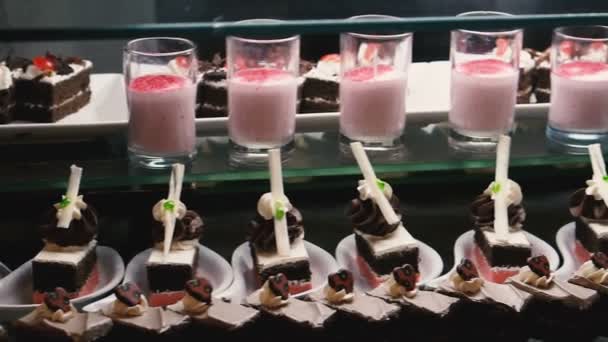 Postre Buffet Con Varios Dulces — Vídeo de stock