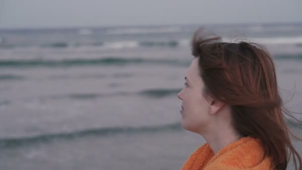 Havlu Havluya Sarılmış Kız Deniz Kenarında Duruyor — Stok video