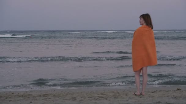 Πετσέτα Κορίτσι Τυλιγμένο Μια Πετσέτα Στέκεται Κοντά Στη Θάλασσα — Αρχείο Βίντεο