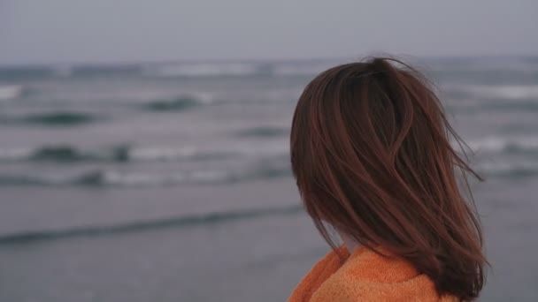 Toalla Chica Envuelta Una Toalla Encuentra Cerca Del Mar — Vídeo de stock