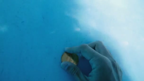 Schat Man Aan Onderkant Van Het Zwembad Vindt Een Bitcoin — Stockvideo