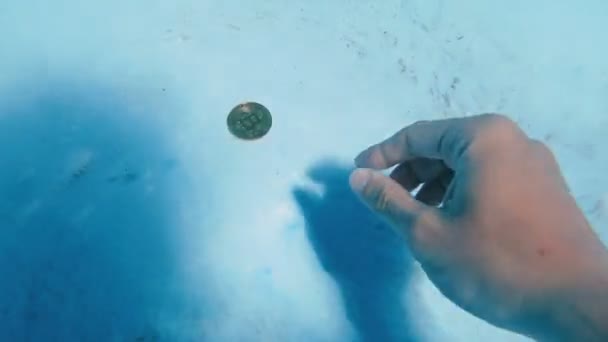 プールの底の男はビットコインを見つける — ストック動画