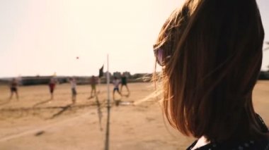 Voleybol. Plaj voleybolu oyunu izleyen kız seyirci