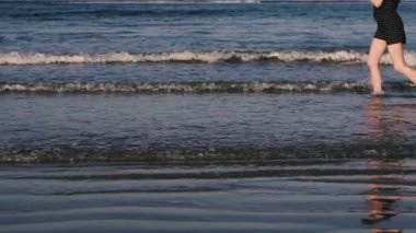 Deniz. Kız deniz boyunca koşar