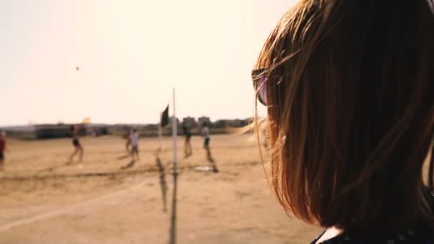 Pallavolo Ragazza Spettatore Guardando Beach Volley Gioco — Video Stock