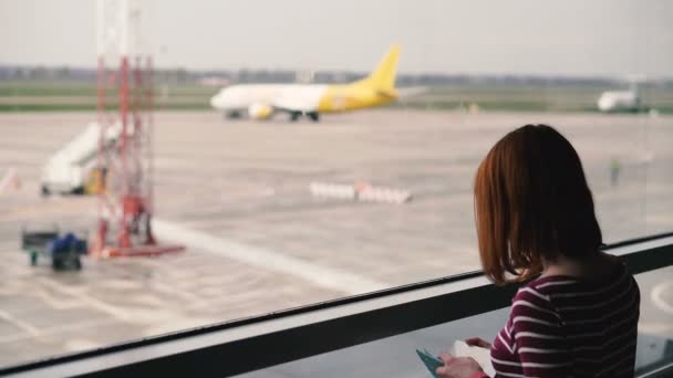 Luchthaven Het Meisje Kijkt Door Het Raam Het Vliegtuig — Stockvideo