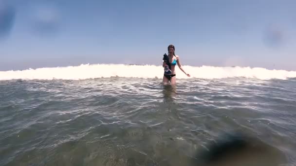 Welle Das Mädchen Badet Meer Und Wird Von Einer Welle — Stockvideo