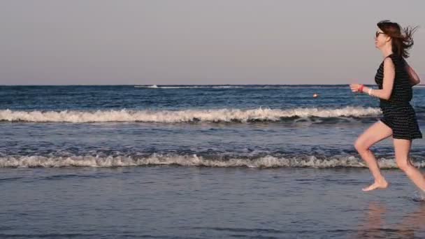 女孩沿着大海奔跑 — 图库视频影像